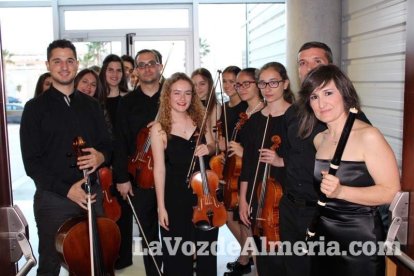 La orquesta, coro y danza de la Escuela de Música, Danza y Teatro de Roquetas, los artistas.