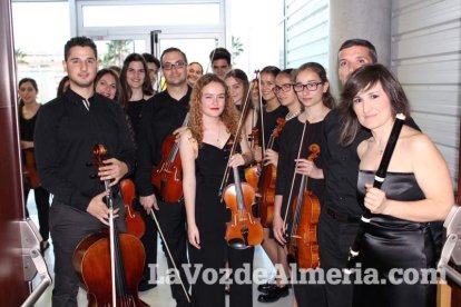 La orquesta, coro y danza de la Escuela de Música, Danza y Teatro de Roquetas, los artistas.