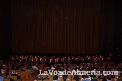 La orquesta, coro y danza de la Escuela de Música, Danza y Teatro de Roquetas, los artistas.