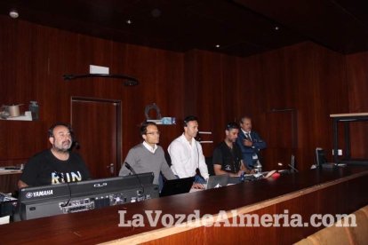 La orquesta, coro y danza de la Escuela de Música, Danza y Teatro de Roquetas, los artistas.
