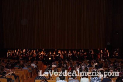 La orquesta, coro y danza de la Escuela de Música, Danza y Teatro de Roquetas, los artistas.