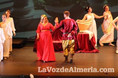 La orquesta, coro y danza de la Escuela de Música, Danza y Teatro de Roquetas, los artistas.