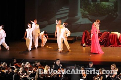 La orquesta, coro y danza de la Escuela de Música, Danza y Teatro de Roquetas, los artistas.