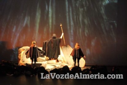 La orquesta, coro y danza de la Escuela de Música, Danza y Teatro de Roquetas, los artistas.