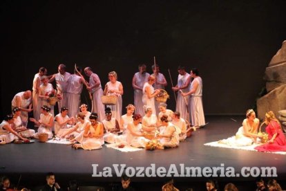 La orquesta, coro y danza de la Escuela de Música, Danza y Teatro de Roquetas, los artistas.