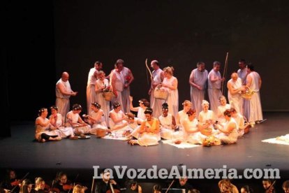 La orquesta, coro y danza de la Escuela de Música, Danza y Teatro de Roquetas, los artistas.
