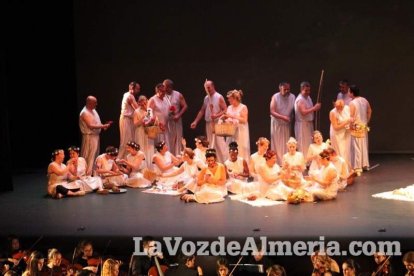 La orquesta, coro y danza de la Escuela de Música, Danza y Teatro de Roquetas, los artistas.
