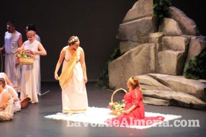 La orquesta, coro y danza de la Escuela de Música, Danza y Teatro de Roquetas, los artistas.