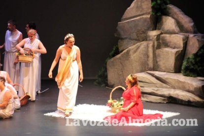 La orquesta, coro y danza de la Escuela de Música, Danza y Teatro de Roquetas, los artistas.