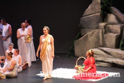 La orquesta, coro y danza de la Escuela de Música, Danza y Teatro de Roquetas, los artistas.