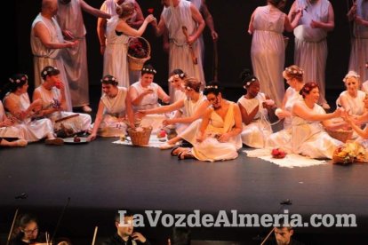 La orquesta, coro y danza de la Escuela de Música, Danza y Teatro de Roquetas, los artistas.
