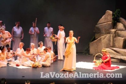 La orquesta, coro y danza de la Escuela de Música, Danza y Teatro de Roquetas, los artistas.