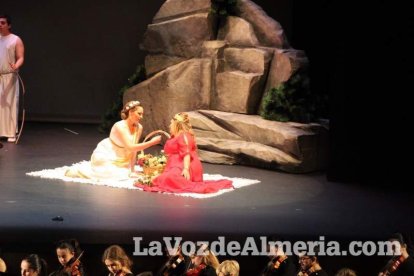 La orquesta, coro y danza de la Escuela de Música, Danza y Teatro de Roquetas, los artistas.