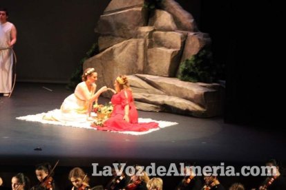 La orquesta, coro y danza de la Escuela de Música, Danza y Teatro de Roquetas, los artistas.