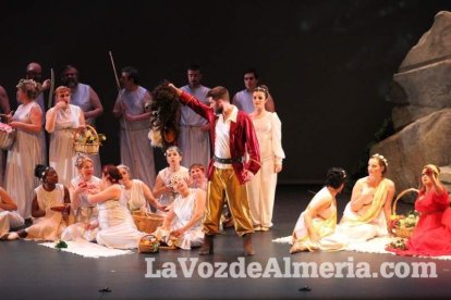 La orquesta, coro y danza de la Escuela de Música, Danza y Teatro de Roquetas, los artistas.