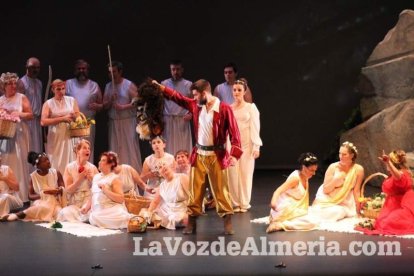La orquesta, coro y danza de la Escuela de Música, Danza y Teatro de Roquetas, los artistas.