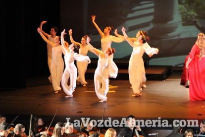La orquesta, coro y danza de la Escuela de Música, Danza y Teatro de Roquetas, los artistas.