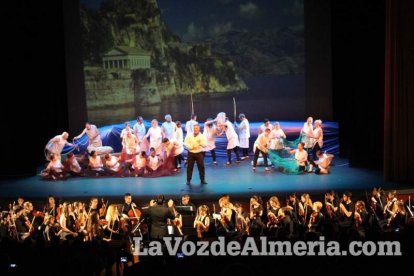 La orquesta, coro y danza de la Escuela de Música, Danza y Teatro de Roquetas, los artistas.