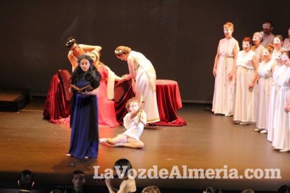 La orquesta, coro y danza de la Escuela de Música, Danza y Teatro de Roquetas, los artistas.