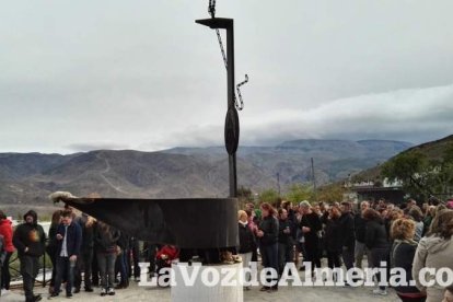 Miles de personas viven una noche mágica bajo la luz de los candiles