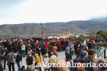 Miles de personas viven una noche mágica bajo la luz de los candiles