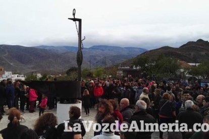 Miles de personas viven una noche mágica bajo la luz de los candiles