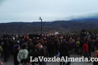 Miles de personas viven una noche mágica bajo la luz de los candiles