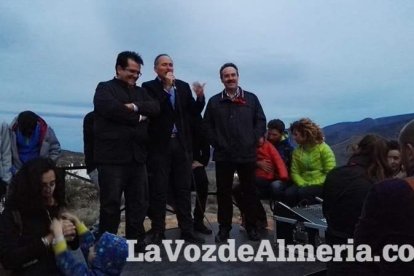 Miles de personas viven una noche mágica bajo la luz de los candiles