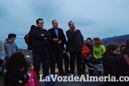 Miles de personas viven una noche mágica bajo la luz de los candiles