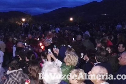 Miles de personas viven una noche mágica bajo la luz de los candiles