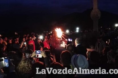 Miles de personas viven una noche mágica bajo la luz de los candiles