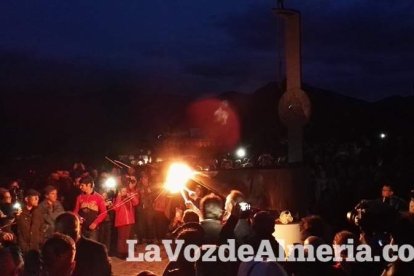 Miles de personas viven una noche mágica bajo la luz de los candiles