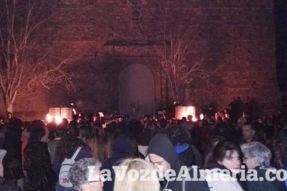 Miles de personas viven una noche mágica bajo la luz de los candiles
