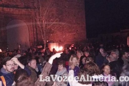 Miles de personas viven una noche mágica bajo la luz de los candiles