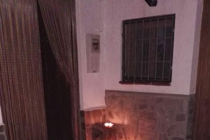 Miles de personas viven una noche mágica bajo la luz de los candiles