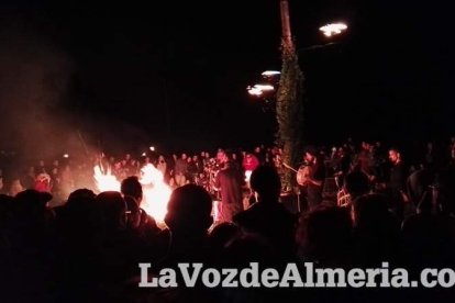 Miles de personas viven una noche mágica bajo la luz de los candiles