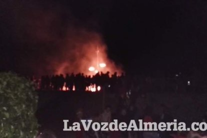 Miles de personas viven una noche mágica bajo la luz de los candiles
