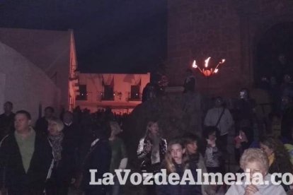 Miles de personas viven una noche mágica bajo la luz de los candiles