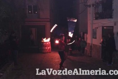 Miles de personas viven una noche mágica bajo la luz de los candiles