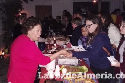 Miles de personas viven una noche mágica bajo la luz de los candiles