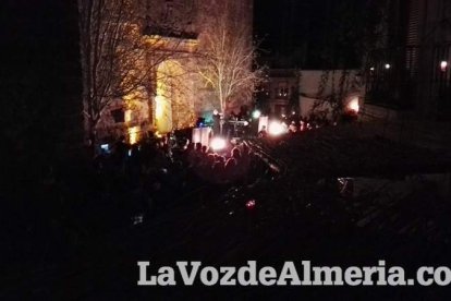 Miles de personas viven una noche mágica bajo la luz de los candiles