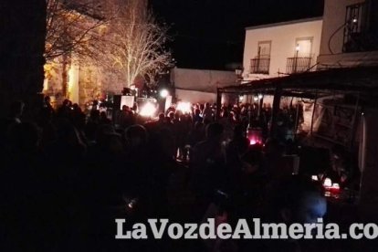 Miles de personas viven una noche mágica bajo la luz de los candiles