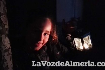 Miles de personas viven una noche mágica bajo la luz de los candiles