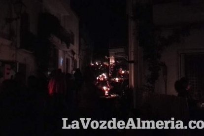 Miles de personas viven una noche mágica bajo la luz de los candiles