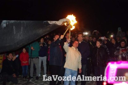 Miles de personas viven una noche mágica bajo la luz de los candiles