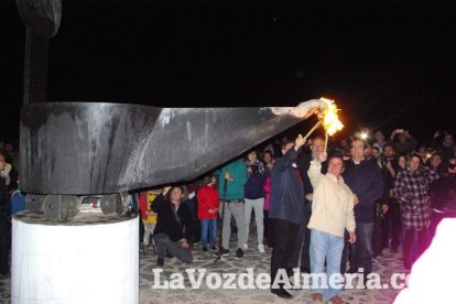 Miles de personas viven una noche mágica bajo la luz de los candiles