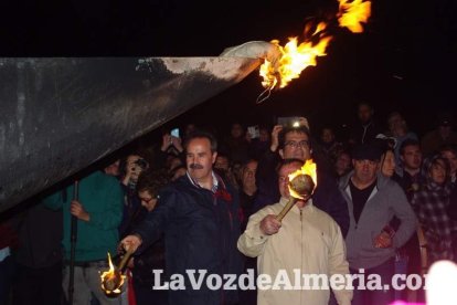 Miles de personas viven una noche mágica bajo la luz de los candiles