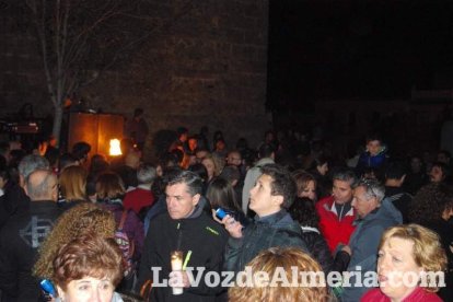 Miles de personas viven una noche mágica bajo la luz de los candiles
