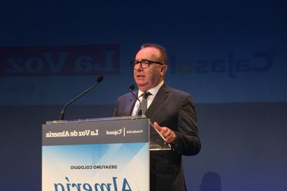 Pedro Manuel de la Cruz, director de La Voz de Almería, inaugura el desayuno coloquio.