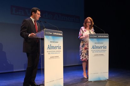 La subdirectora de La Voz de Almería, Antonia Sánchez, cierra el acto junto a Juanma Moreno.